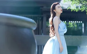 周麟嘉蓝色吊带礼服魅力性感写真_1