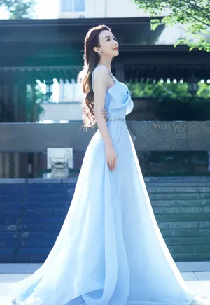 周麟嘉蓝色吊带礼服魅力性感写真_2
