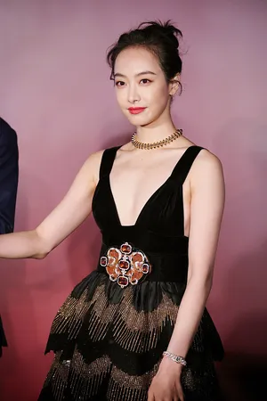宋茜深V长裙性感撩人活动照图片
