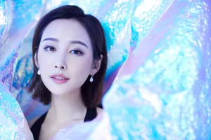 李纯黑色深V长裙性感写真图片_3