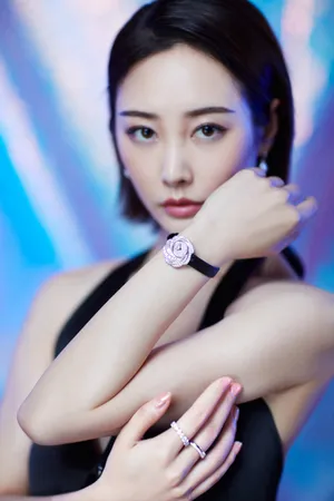 李纯黑色深V长裙性感写真图片_6