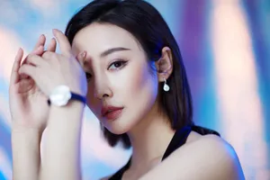 李纯黑色深V长裙性感写真图片_7