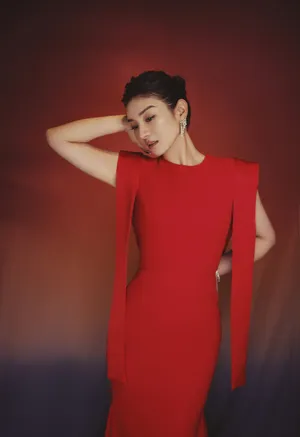 黄奕优雅红裙性感迷人写真