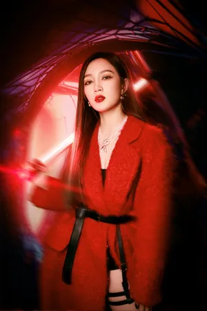 孟佳红色大衣酷美性感写真图片_1