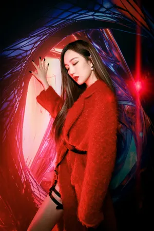 孟佳红色大衣酷美性感写真图片_1