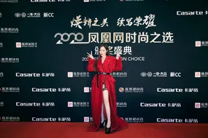 孟佳红色大衣酷美性感写真图片_2