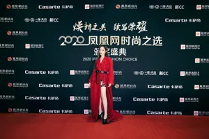 孟佳红色大衣酷美性感写真图片_3