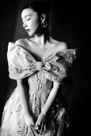 阚清子蝴蝶结抹胸礼服性感写真图片_7