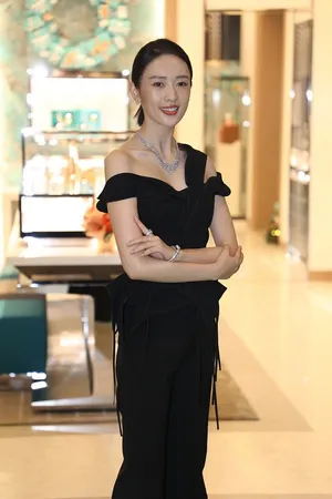 童瑶黑色露肩裤装妩媚性感写真_4
