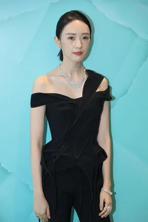 童瑶黑色露肩裤装妩媚性感写真_5