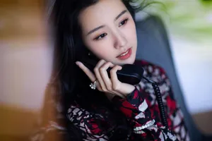 陈都灵开叉印花裙性感写真图片