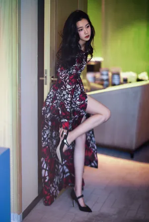 陈都灵开叉印花裙性感写真图片_5