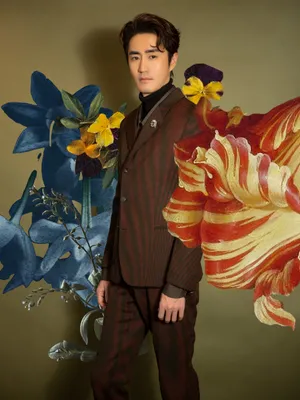 杨玏烈焰繁花纹西装写真图片_1