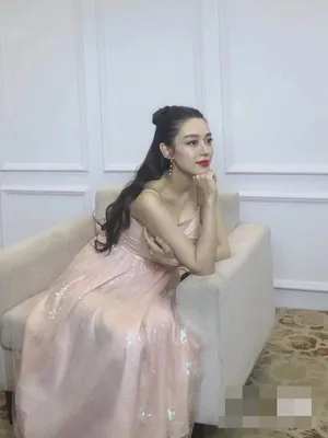 吉娜粉色纱裙甜笑养眼美照图片