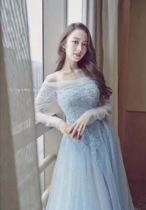 吉娜粉色纱裙甜笑养眼美照图片_3
