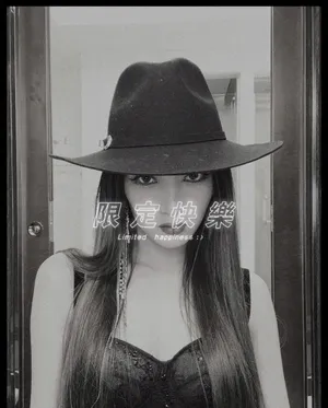 红色女郎孟佳火辣性感写真_2