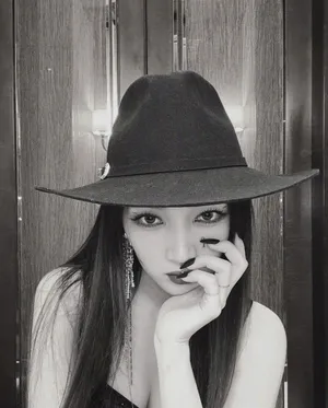 红色女郎孟佳火辣性感写真_5