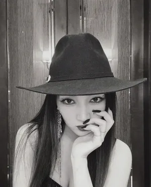 孟佳黑白风格美艳写真图片