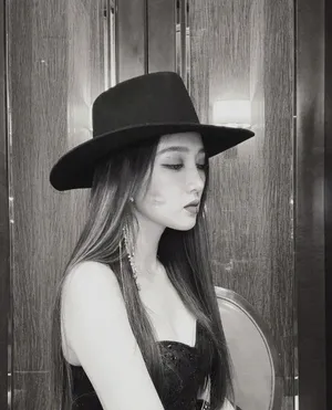 孟佳黑白风格美艳写真图片_2