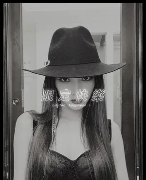 孟佳黑白风格美艳写真图片_3