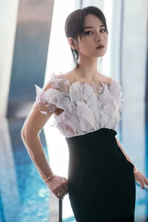 周笔畅丝绒长裙高级灵动写真图片_1
