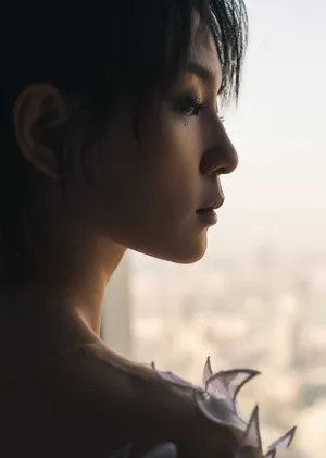 周笔畅丝绒长裙高级灵动写真图片