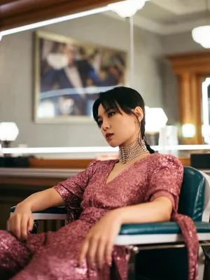 周笔畅粉红亮片连体衣妩媚性感写真
