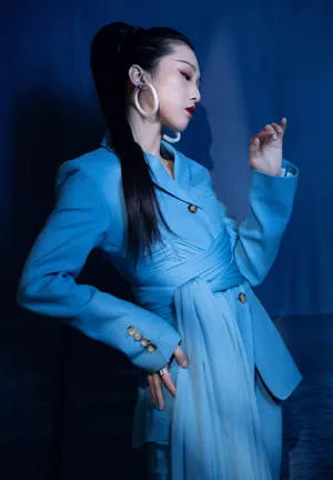 Yamy郭颖蓝色西服时尚性感写真_4