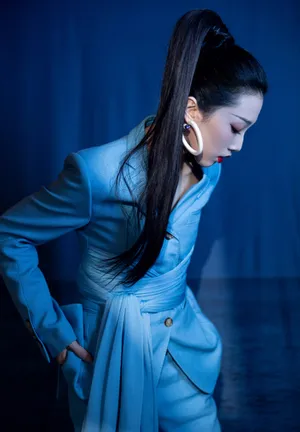 Yamy郭颖蓝色西服时尚性感写真_7