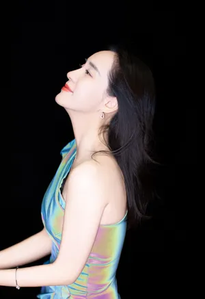王智斜肩彩虹裙性感写真图片_2