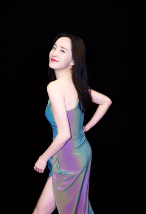 王智斜肩彩虹裙性感写真图片_6