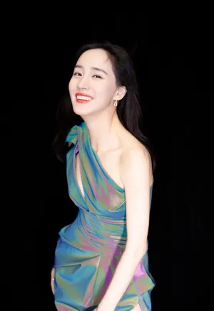王智斜肩彩虹裙性感写真图片_7
