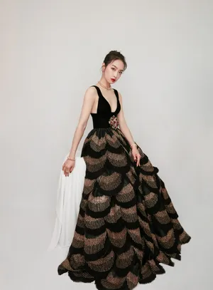 宋茜暮金孔雀翎礼服性感写真图片_5