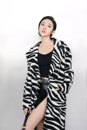 唐艺昕性感时尚妩媚写真图片