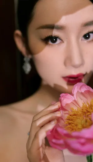 郭晓婷性感抹胸裙写真图片_6
