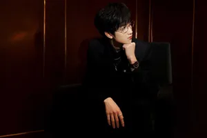 敖子逸金丝眼镜儒雅帅气写真图片_6