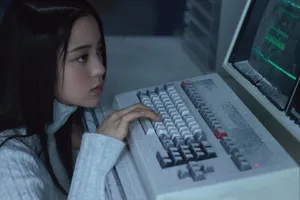 美女欧阳娜娜拍摄《仿生人》MV时的花絮照_7