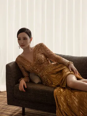 张萌刺金流光溢彩长裙性感写真图片