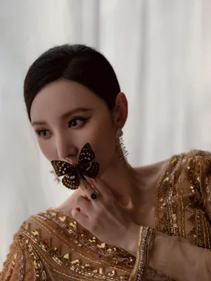 张萌刺金流光溢彩长裙性感写真图片_3