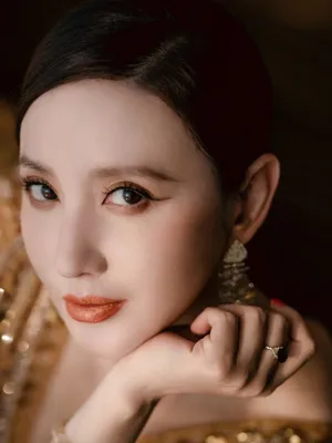 张萌刺金流光溢彩长裙性感写真图片_4