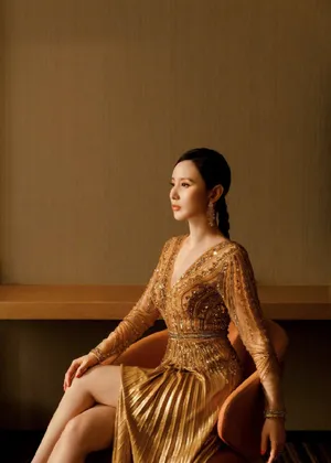 张萌刺金流光溢彩长裙性感写真图片_7