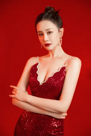 海陆红色深V连衣裙性感写真图片