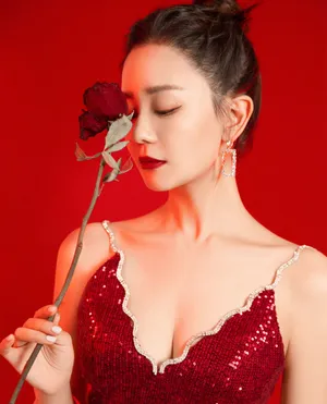 海陆红色深V连衣裙性感写真图片_4