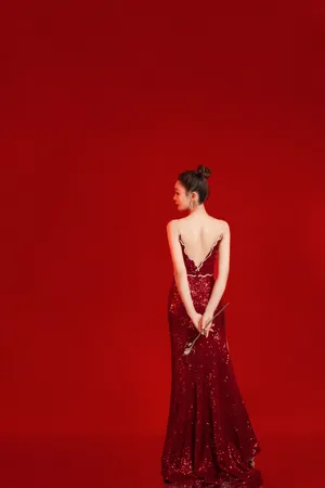 海陆红色深V连衣裙性感写真图片_7