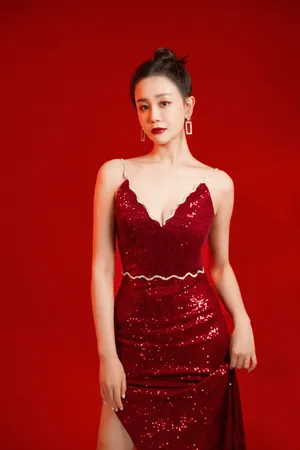 海陆红色深V连衣裙性感写真图片_8