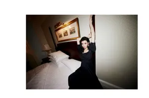 性感美女明星奚梦瑶黑丝连衣裙写真_2