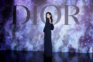 性感美女明星奚梦瑶黑丝连衣裙写真_6