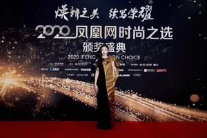 林允时尚性感活动写真_2