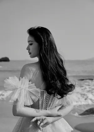 林允吊带裙时尚性感妩媚写真