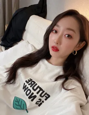 蒋梦婕轻甜养眼自拍图片